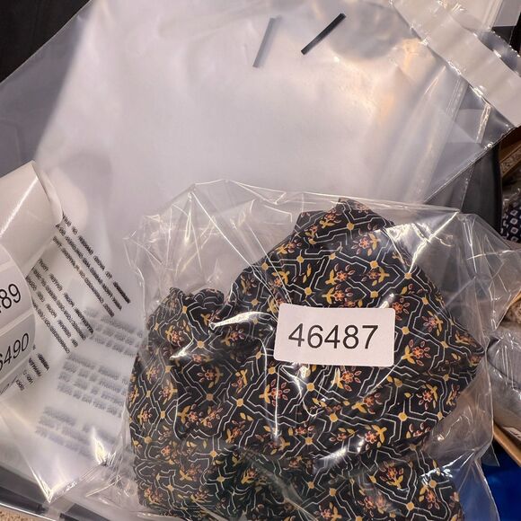 Liz Claiborne Blouse Women XS Black Geometric V-Neck Cold Shoulder Short Sleeve - Picture 8 of 8